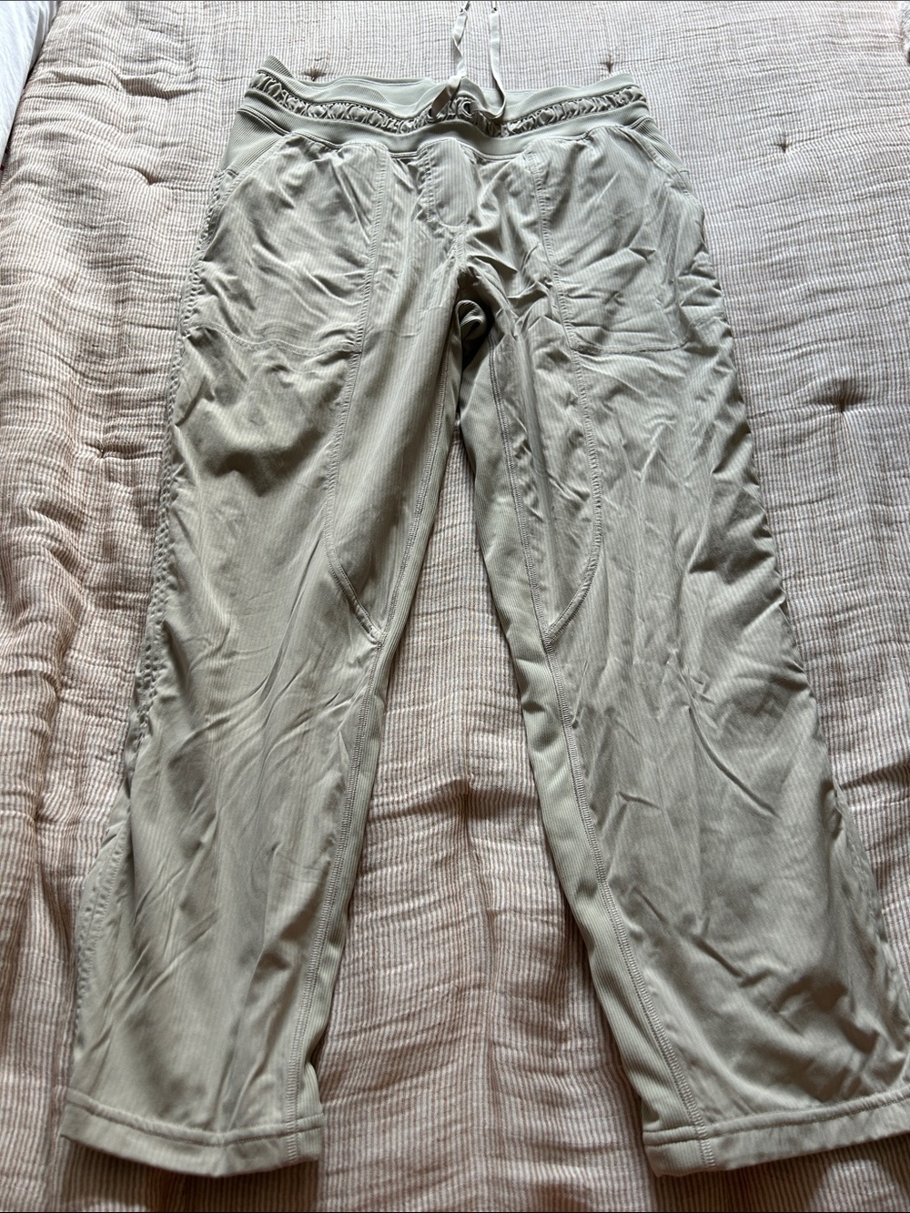 lululemon athletica women’s track pants in sage green